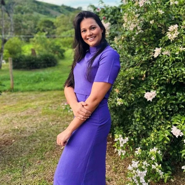 Imagem anterior feminina em um jardim