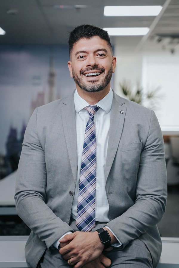 Retrato corporativo de homem usando terno cinza