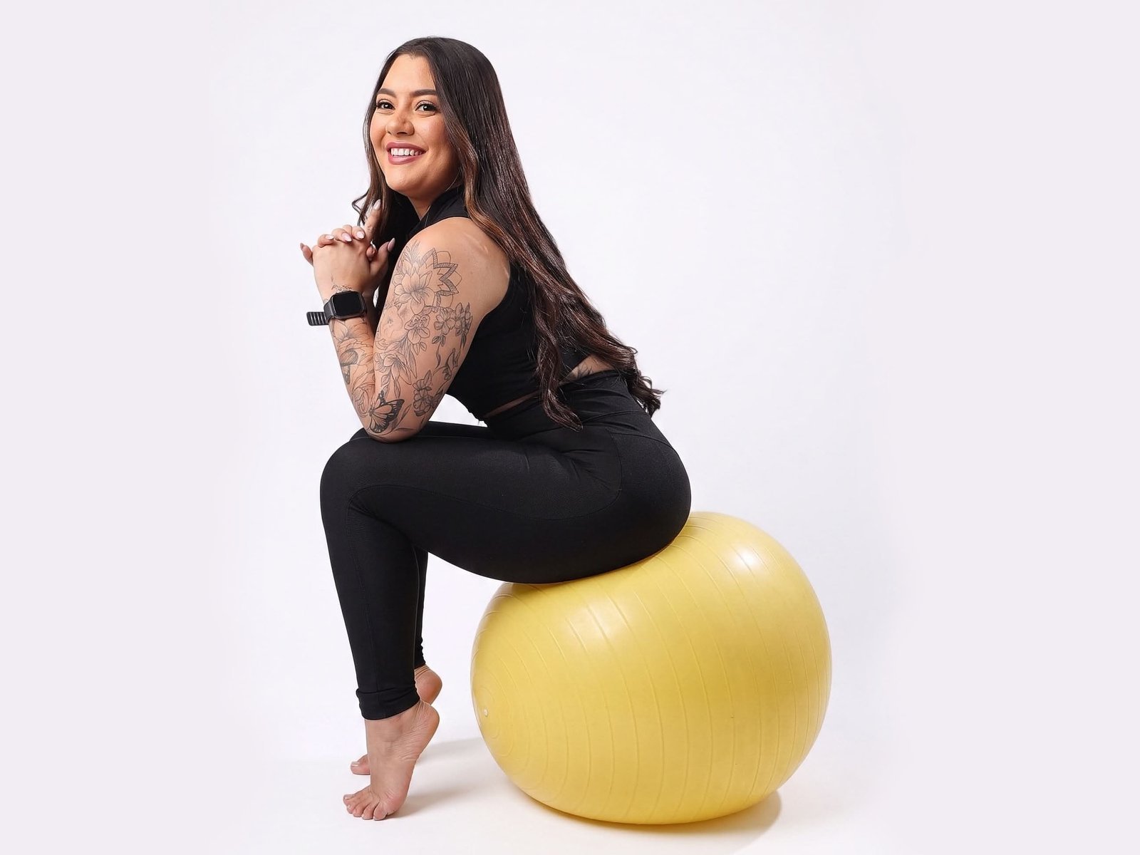 Retrato criativo de marca pessoal com bola amarela