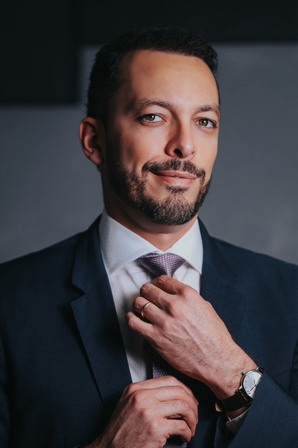 Retrato executivo de homem usando terno