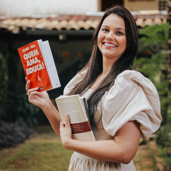 Retrato profissional feminino de autora com seus livros