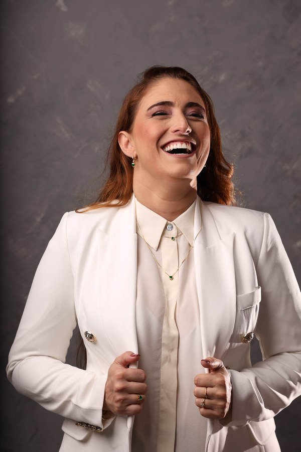 Retrato profissional de mulher usando terno branco